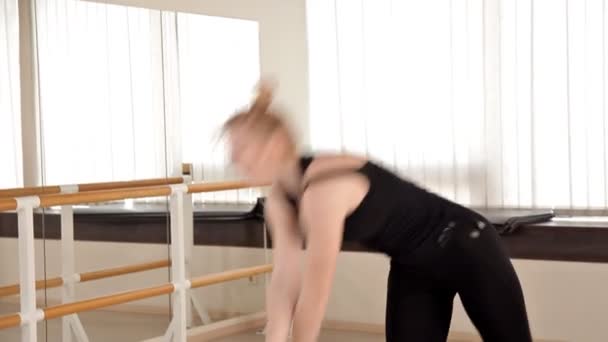 Een meisje in een sportshirt en legging dansen in een moderne stijl. Energiek in dans. Hard werken — Stockvideo