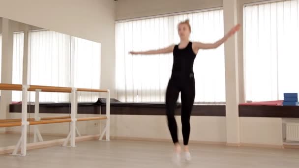 Ein Mädchen in Sporthemd und Leggings, das in einem modernen Stil tanzt. Energie im Tanz. Harte Arbeit — Stockvideo