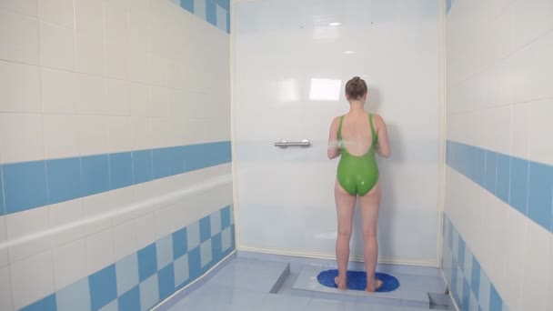 Girl Spa nimmt eine Duschkabine, therapeutische Hydromassage, in der der Körper einen Wasserstrahl mit kontrastierender Temperatur und hohem Druck erhält: heiße Düsen werden mit kalten kombiniert — Stockvideo