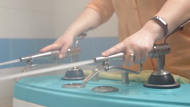 Physiotherapie in der Therme. Eine Ärztin dirigiert Wasserstrahlen unter Druck auf die Patientin. Machtdusche. Figur, Schönheit und Schlankheit — Stockvideo