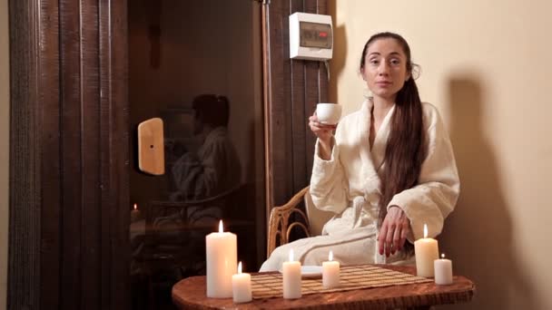 Schöne junge Mädchen trinkt Tee im Ruheraum nach Wellness-Behandlungen. Ruhe, Entspannung — Stockvideo