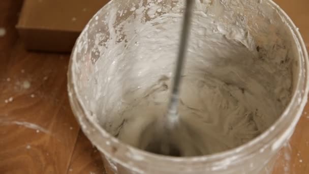 水泥砂浆在公寓的瓷砖。将水泥砂浆混合在桶中。修复 — 图库视频影像