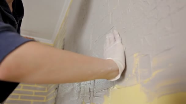 Dívku s nožem, a pak pasta. Metoda aplikování vrstvy stěrky a práce s pastou. Oprava zdi v bytě, plochá stěna — Stock video