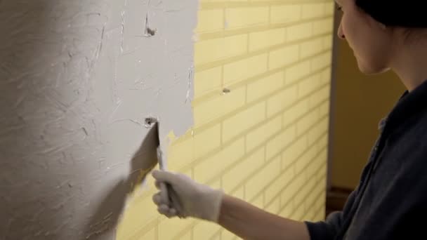 Lány, fehér kesztyű teszi a falat előtt a javítás. Spatula, gipsz. Sima falak — Stock videók