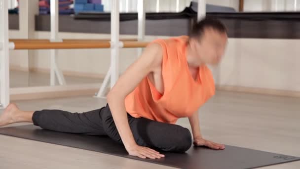 Jóvenes deportistas de yoga practicando yoga, ejercicio, ropa deportiva, el concepto de bienestar en el Estudio de yoga — Vídeos de Stock