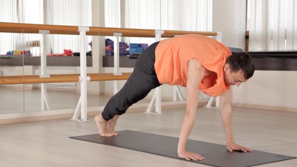 Jonge yoga sporters beoefenen yoga, sporten, sportkleding, het concept van welzijn in de yoga Studio — Stockvideo