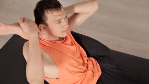 Man beoefenen van yoga in de hal. Lichte studio met grote ramen en spiegels. Sportkleding — Stockvideo