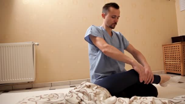 Μια γυναίκα κάνει μασάζ ποδιών στο κέντρο ευεξίας, κοντινό. Σύγχρονη Φυσικοθεραπεία αποκατάστασης — Αρχείο Βίντεο