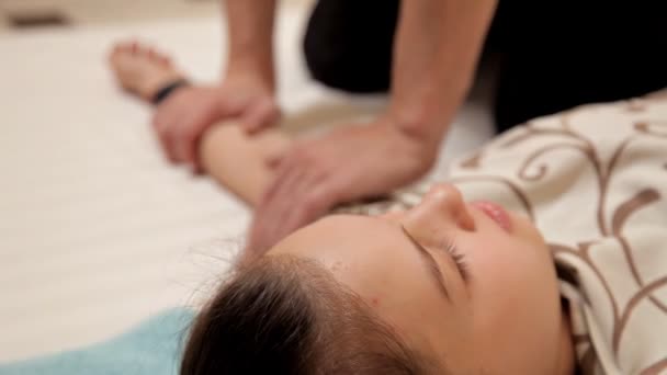 Nahaufnahme einer Massage die Kinderhände.Männliche Physiotherapeut Masseur macht therapeutische entspannende Massage auf dem Massagebett liegend. Hand- und Schultermassage — Stockvideo