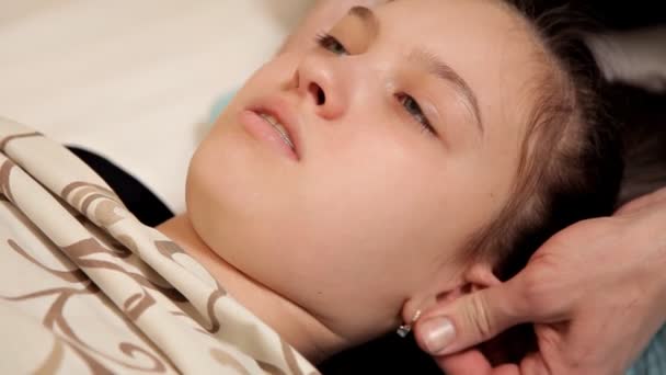 Criança em fisioterapia massagem terapêutica. Massagem relaxante para crianças no rosto e cuidados infantis — Vídeo de Stock