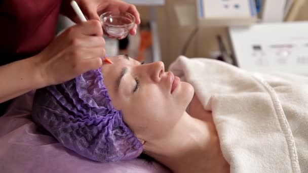 Anti-aging produkter för ansiktet. Modellen får en lyft massage på Spa Beauty Salon. Peeling, föryngring och modell, och läkaren. Kosmetika. Peeling — Stockvideo