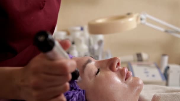 Anti-aging produkter för ansiktet. Modellen får en lyft massage på Spa Beauty Salon. Peeling, föryngring och modell, och läkaren. Kosmetika. Peeling. — Stockvideo