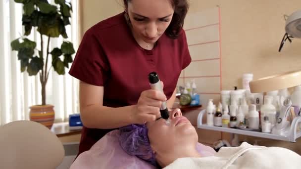 Procedure of Microdermabrasion. Mechanical Exfoliation, diamond polishing. Model, close-up. Cosmetological clinic. Medical equipment. Healthcare, clinic, cosmetology — Stock Video