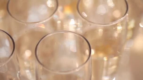 Bicchieri con champagne da vicino — Video Stock