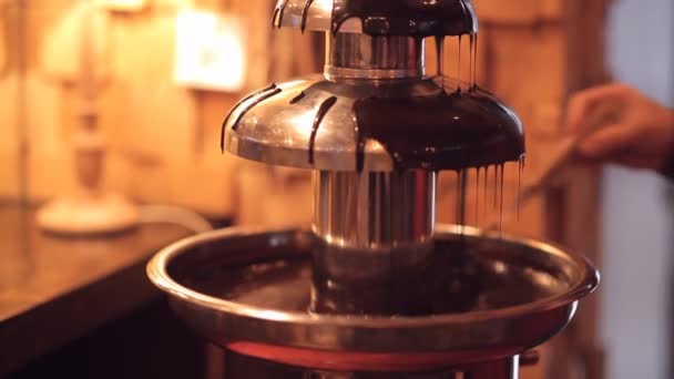 Chocolate fountain. the man prepares the fountain to serve. close up — Stock Video