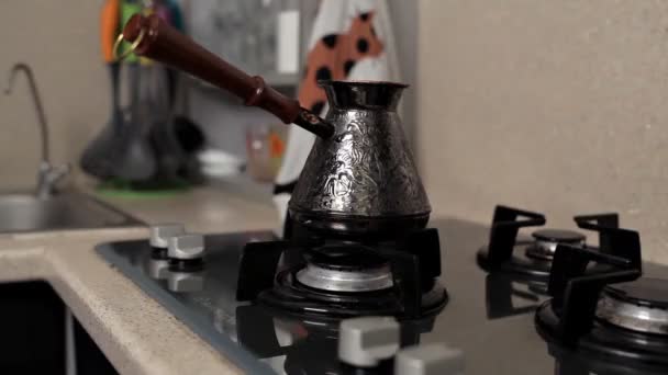 Tradition du café du matin. dépendance à la caféine. boisson chaude forte, fraîchement brassée dans un jezve ou un pot turc dans les mains d'une femme — Video