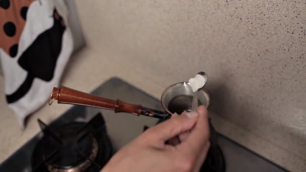 モーニングコーヒーの伝統。カフェイン中毒.女性の手に jezve またはトルコ鍋で淹れたての熱い飲み物 — ストック動画