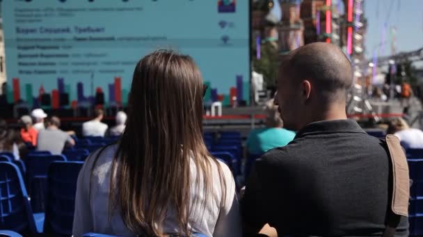 Muž a žena jsou na semináři, cvičují a dívají se na plátno — Stock video