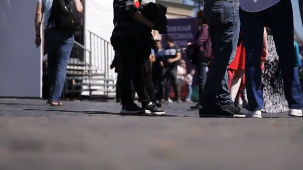 Uma multidão de pessoas andando ao longo da rua. Fluxo intenso de pessoas. Cidade Vida — Vídeo de Stock