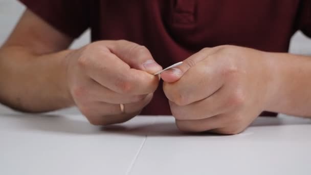 Een man zorgt voor zijn nagels thuis. Schoonheid, zorg, gezondheid — Stockvideo