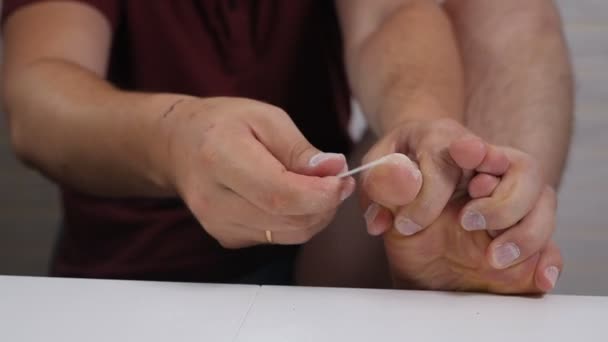 Glatzkopf, der zu Hause Pediküre macht. Schönheit, Pflege, Gesundheit — Stockvideo