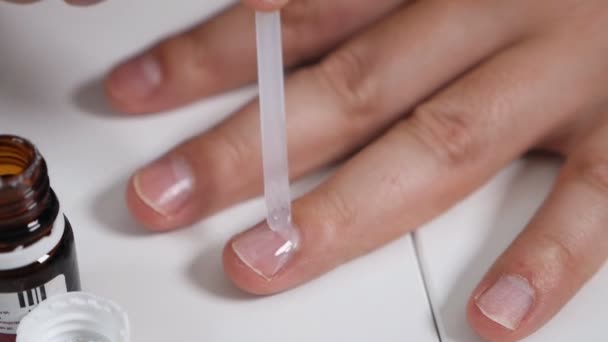 Fußnagelpilz. Mann zu Hause behandeln Nagelpilz, spezielle Medizin, Medikamente — Stockvideo