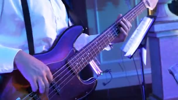 Un uomo suona la chitarra al sassofono ad una festa in discoteca chiusa. Chitarra da vicino — Video Stock