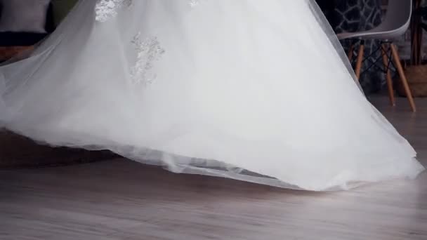 Noiva girando em torno de um vestido de noiva — Vídeo de Stock