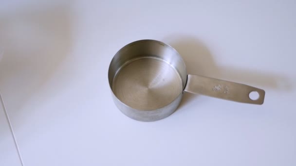 Meisje giet honing in een mini pan in de keuken — Stockvideo