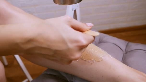 Güzellik, epilasyon, epilasyon, epilasyon ve insanlar kavramı - depilatory balmumu bacağı için uygulama aplikatör ile güzel kadın — Stok video