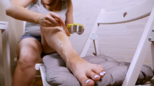 Beleza, depilação, depilação, depilação mulher bonita com aplicador, aplicando cera depilação na perna. Fechar Depilação Sugar Paste. Açúcar — Vídeo de Stock