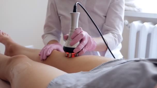 Hardware figure correction. body contouring. Beautiful woman receives anti-cellulite and fat therapy in a beauty salon — Stock Video