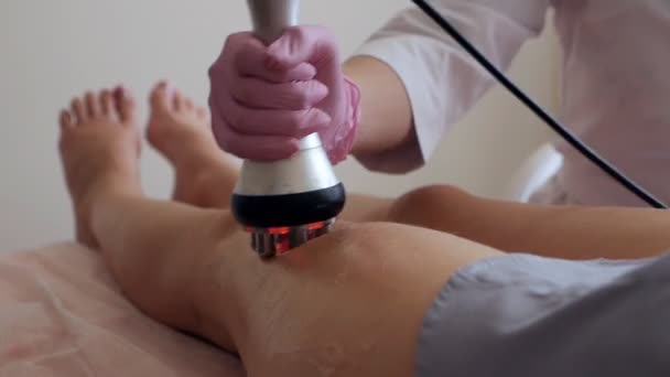 Hardware-Figurkorrektur. Körperkonturierung. schöne Frau erhält Anti-Cellulite- und Fetttherapie in einem Schönheitssalon — Stockvideo