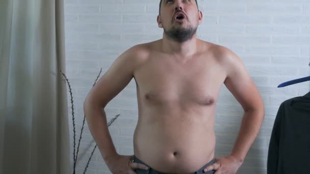 Чоловік показує м'язи. торкається м'язів на грудях — стокове відео
