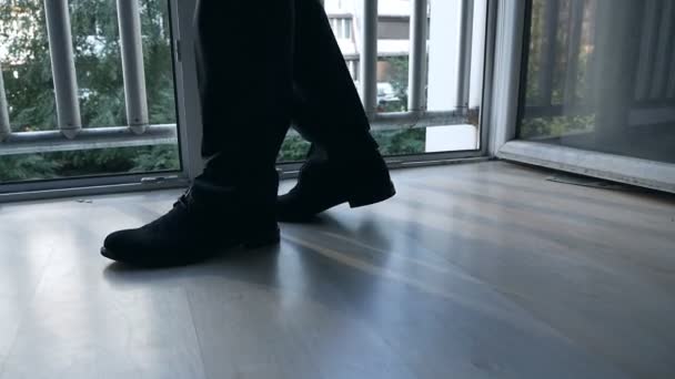 Yakın bacaklar, gelini bekleyen damadın ayakkabıları — Stok video