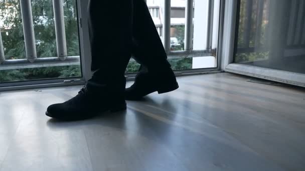 Pernas fechadas, sapatos do noivo que espera a noiva — Vídeo de Stock