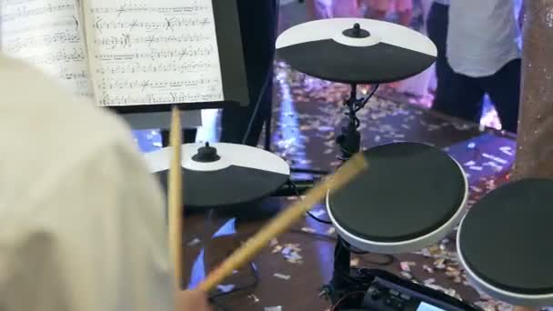 Man spelar trummor i en musikalisk grupp, Live Performance. Trummisen på scen. Närbild — Stockvideo