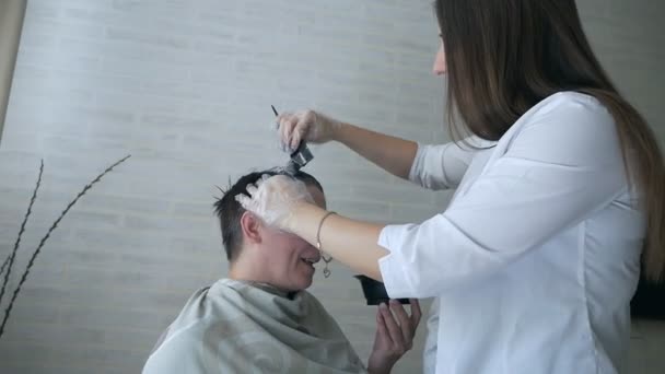 Στυλίστας βαφές κοντά μαλλιά σε ένα σαλόνι ομορφιάς. — Αρχείο Βίντεο
