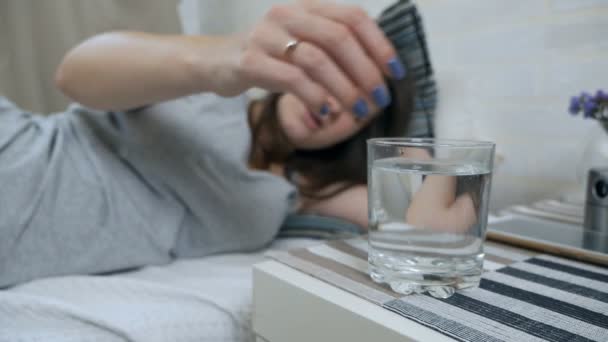 Беременная девушка бросает шипучую таблетку в стакан . — стоковое видео