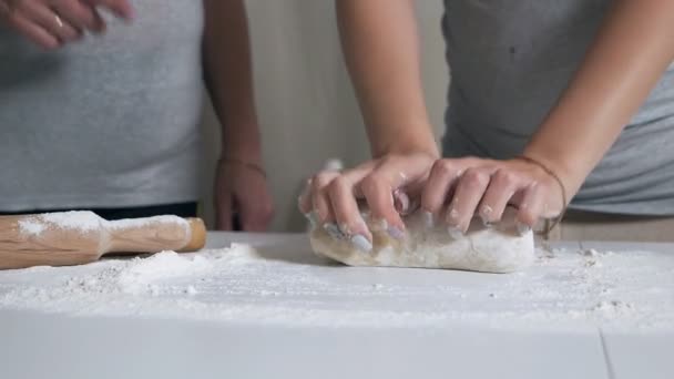 Женские руки месят тесто для макарон — стоковое видео