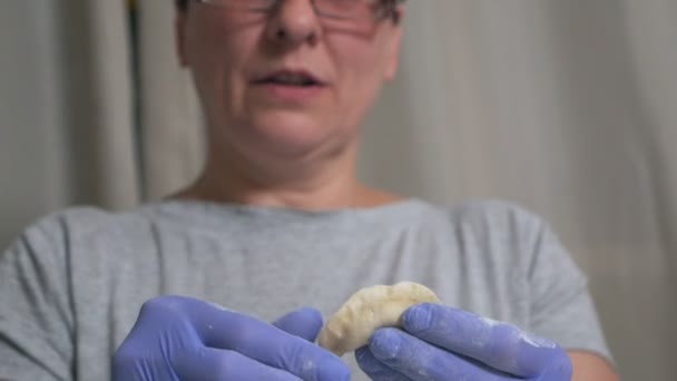Γυναίκα με γυαλιά κοντά γλυπτά ραβιόλια, ραβιόλια. Εθνική κουζίνα — Αρχείο Βίντεο