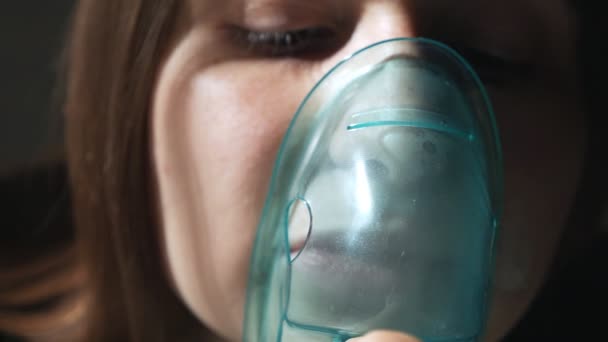 Use un nebulizador e inhalador para el tratamiento. Mujer joven inhalando inhalador a través de una máscara — Vídeos de Stock