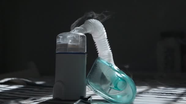 Máscara inhalador primer plano con vapor. Producto médico. Tratamiento contra el frío — Vídeos de Stock