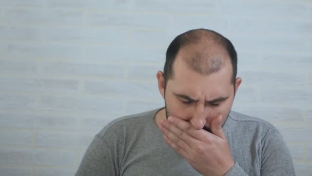 Een overstuur man hoest heftig en houdt zijn keel vast. Acute respiratoire virale infectie. Koude ziekte. — Stockvideo