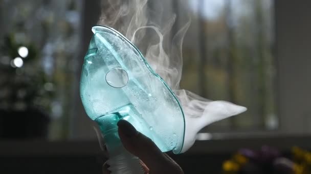 Máscara inhalador primer plano con vapor. Producto médico. Tratamiento contra el frío — Vídeo de stock
