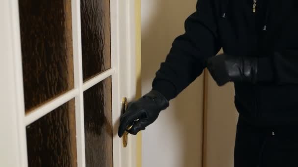犯行現場でバラクラバのマスクを着用した強盗住宅泥棒住人の家の泥棒 — ストック動画