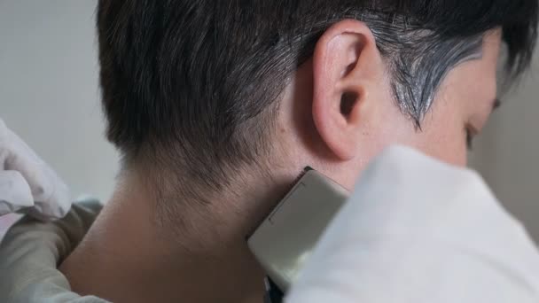 Coiffeur coupe cheveux bruns avec rasoir électrique — Video