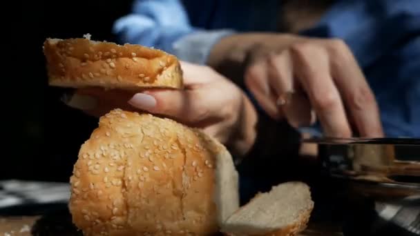 Kvinnors händer gör en hälsosam smörgås med keso och dill. färskost på rågbröd — Stockvideo