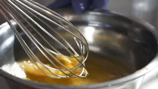 Kız bir cam kase şeker ile çiğ yumurta kamçı. Yumurta whisking — Stok video