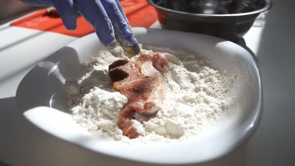 Köchin hüllt rohes Fleisch in ein Ei und Mehl. rohes Fleisch zu Hause kochen. Zeitlupe — Stockvideo